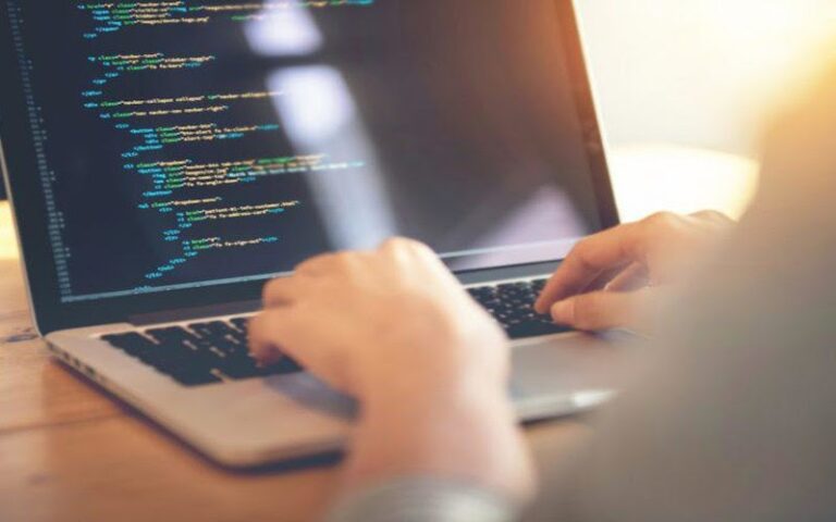 Coding là gì? Những tố chất của coder chuyên nghiệp